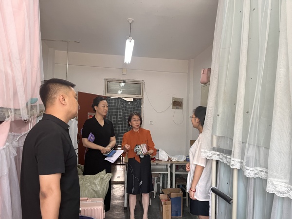 共叙师生情 展望未来路——yl7703永利班子成员走访毕业生宿舍