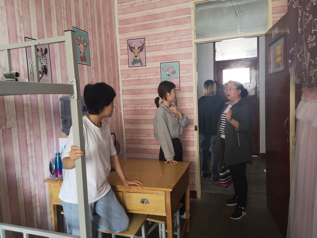 公司教师深入宿舍看望员工