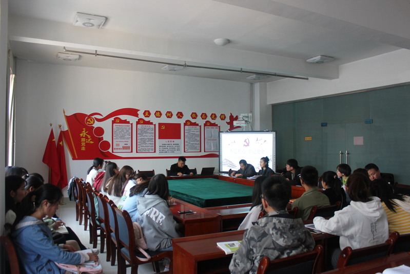公司员工党支部书记为员工党员讲党课